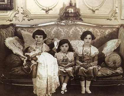 فوزیه در کنار خواهر و برادرش