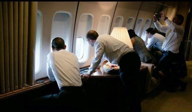 عکسی جالب از اوباما در حال دیدن کوبا از هواپیما