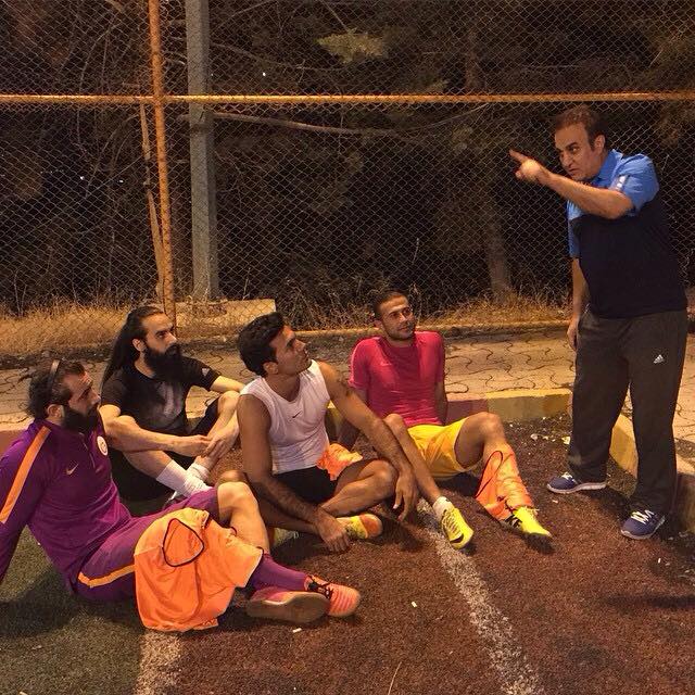 تمرینات خواننده زیرزمینی کنار فوتبالیست‌های پرحاشیه و زیرنظر فرهاد کاظمی +عکس