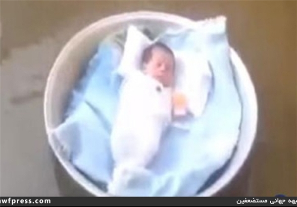 عکس/ نجات معجزه‌ آسای کودک یمنی با ابتکار مادرش