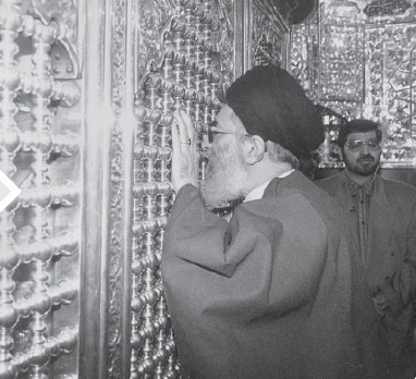 تصویری از زیارت رهبرانقلاب در حرم حضرت عبدالعظیم