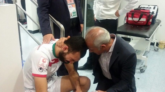 تصویری از اشک های روزبه چشمی در رختکن