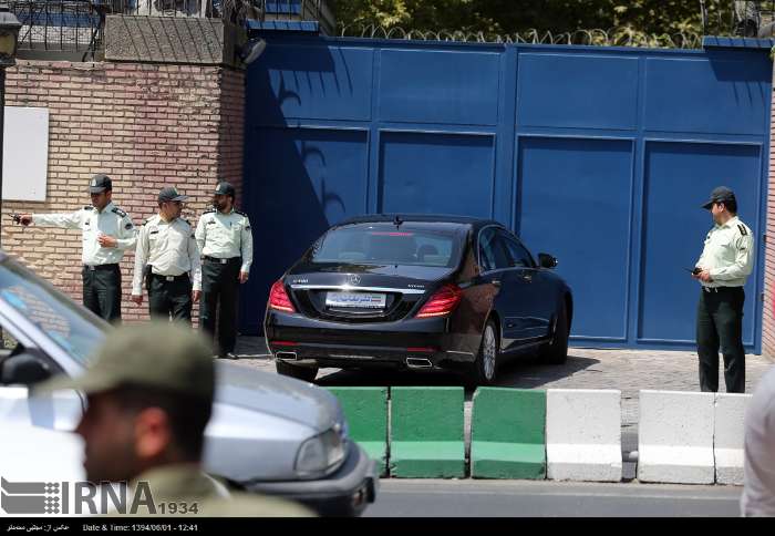 ماشین هاموند در سفارت انگلیس/عکس