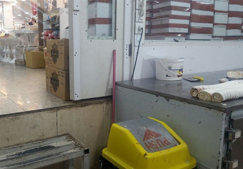 اقدامی غیر بهداشتی در یکی از قنادی‌های معروف تهران+عکس