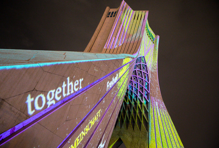 (تصاویر) رقص‌نور هنرمند آلمانی در برج آزادی