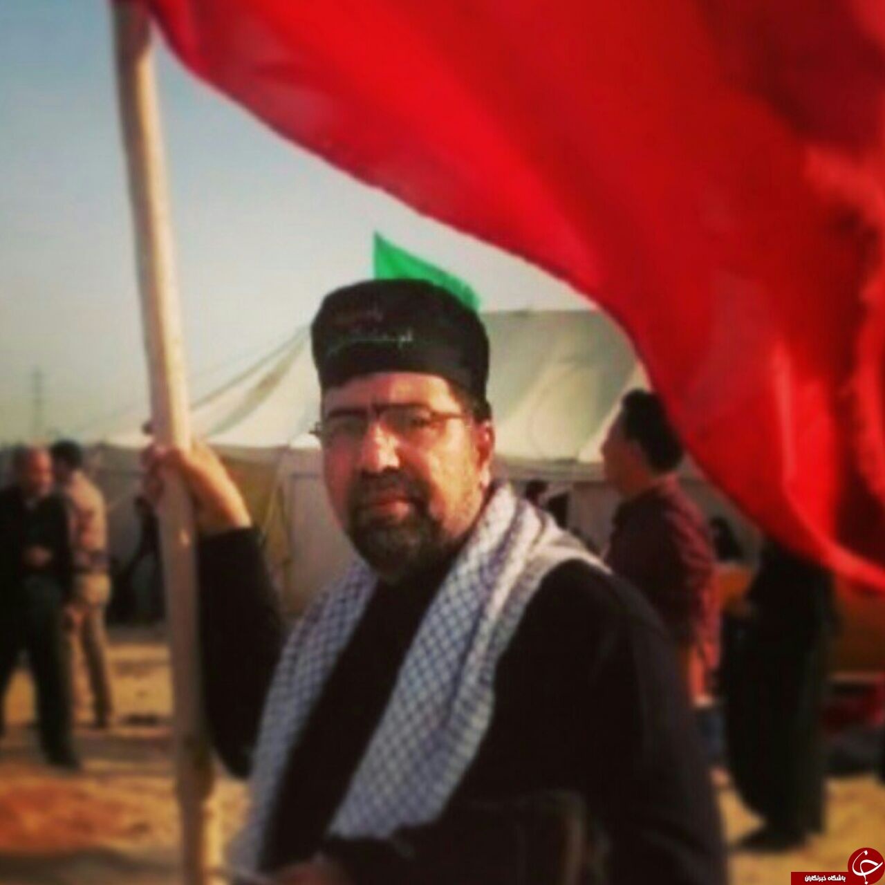 تصویر: مرحوم رکن آبادی در پیاده روی اربعین سال گذشته