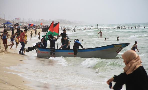 تصاویر : افزایش دما و پناه بردن مردم غزه و رام الله به دریا