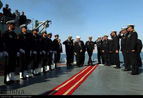 نماز جماعت به امامت روحانی در ناوشکن جماران (عکس)