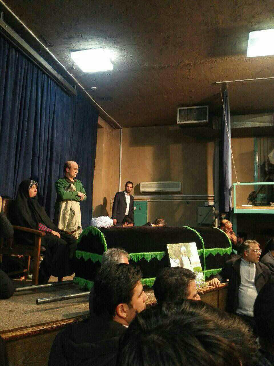 فائزه هاشمی بر پیکر پدر/عکس