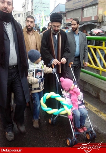 عکس/ نوه‌های رهبر انقلاب در راهپیمایی