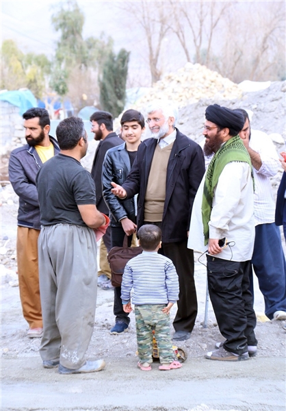تصاویری از حضور سعید جلیلی در کانکس مردم زلزله زده کرمانشاه