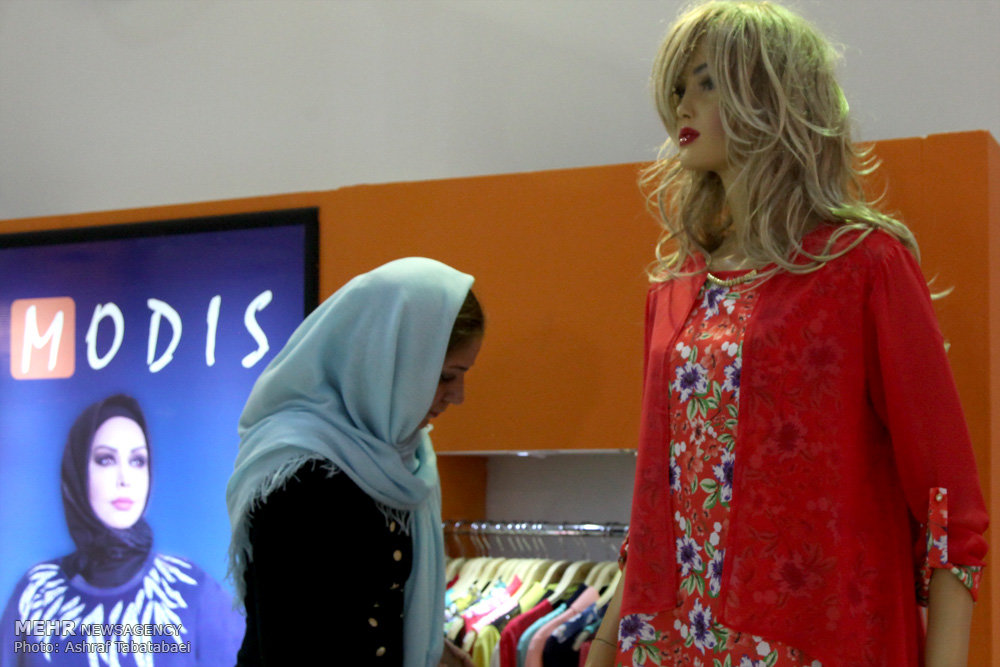 پوشش غیر متعارف یک مانکن در نمایشگاه لباس!/عکس