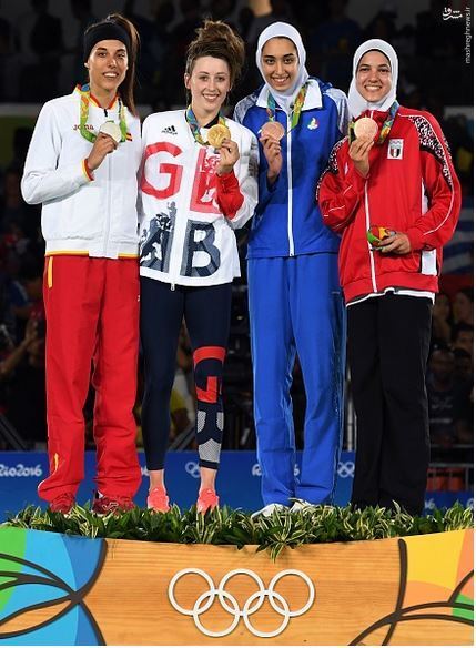 اتفاق ویژه هنگام اهدای مدال کیمیا علیزاده/ عکس