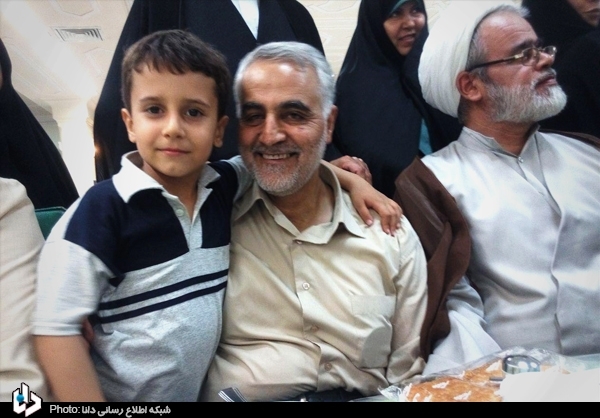 سلفی‌های یک کودک با سرداران سپاه/ عکس