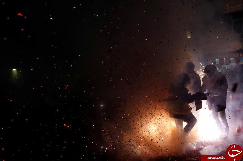 چهارشنبه‌سوری به سبک تایوانی‌ها +تصاویرچند رسانه‌ای عکس - جوانان تایوانی جشنواره آتش بازی را با کلاه های ایمنی در شهر تاینان این کشور برگزار کردند. چهارشنبه‌سوری به سبک تایوانی‌ها +تصاویر