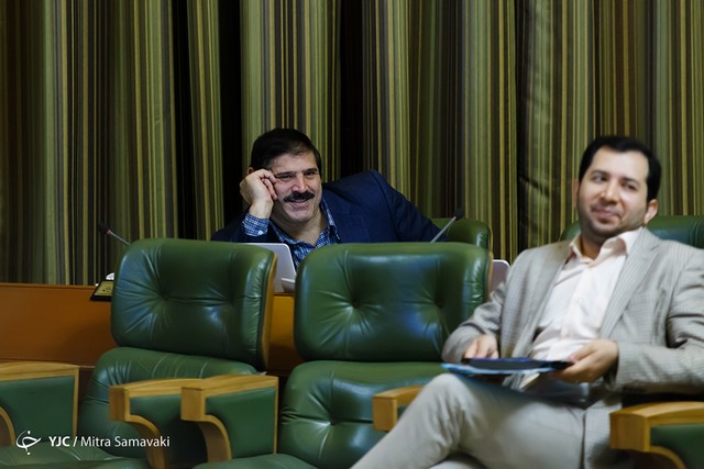 ژست جالب عباس جدیدی در جلسه امروز شورای شهر/عکس