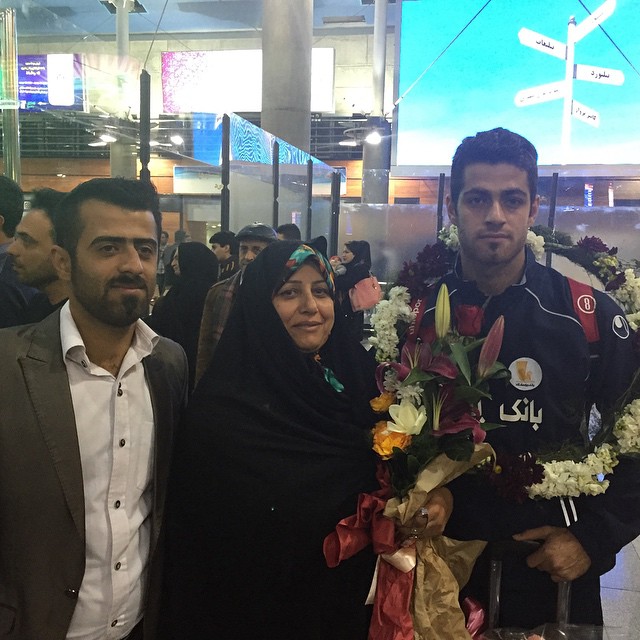 استقبال مادر و برادر پورعلی گنجی در بازگشت از استرالیا + عكس