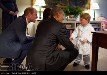 باراک اوباما با پرنس جورج فرزند پرنس ویلیام (نوه ملکه بریتانیا) صحبت می کند.