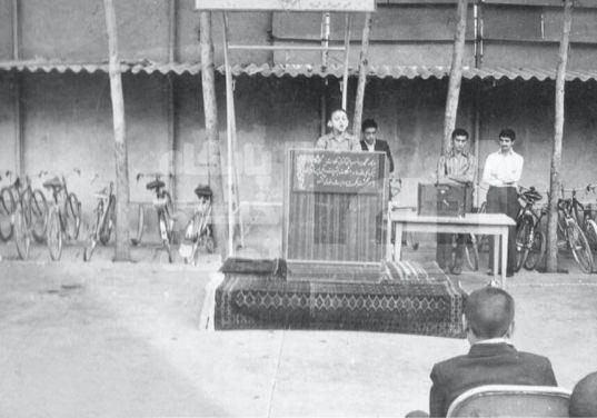 عکسی جالب از سخنرانی ظریف در 14سالگی!