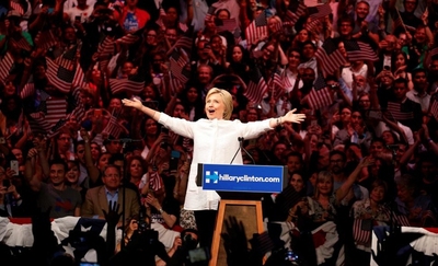 هیلاری کلینتون اولین نامزد ریاست جمهوری زن در آمریکا است که توانسته در نظرسنجی ها از رقیب جمهوری خواهش پیشی بگیرد و به عنوان بخت اول پیروزی در این انتخابات خود را معرفی کند. انتخابات ریاست جمهوری آمریکا 17 آبان آینده برگزار می شود.