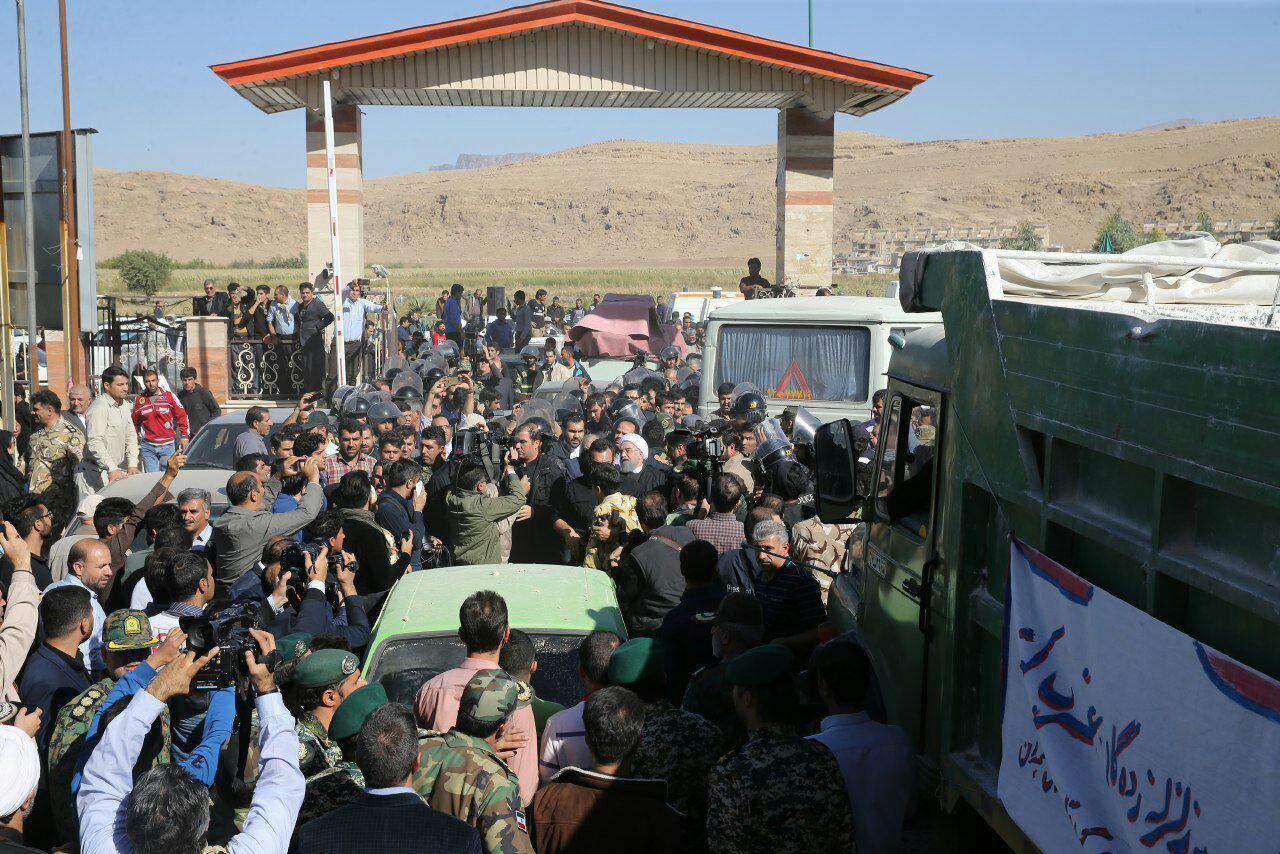 تصویری از رییس جمهور روحانی در میان مردم زلزله زده کرمانشاه /ادعای رشیدپور به سرعت تکذیب شد