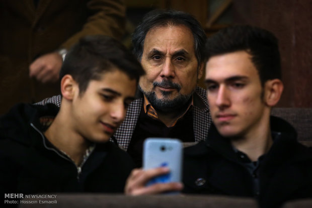 سلفی با عمو قناد در مراسم ختم انوشیروان ارجمند/ عکس