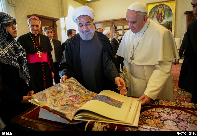 هدیه روحانی به پاپ فرانسیس/عکس