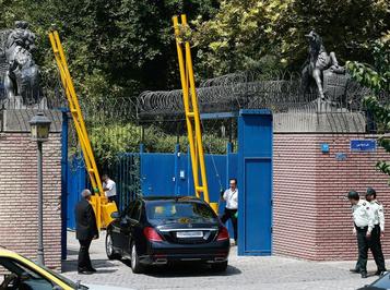 ۱ شهریور ۹۵ سفارت انگلیس در ایران پس از چهار سال، با حضور وزیر خارجه انگلیس در تهران بازگشایی شد.