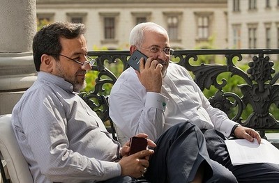 در دست محمدجواد ظریف وزیر امور خارجه در عکس زیر، گوشی سامسونگ دیده می‌شود.