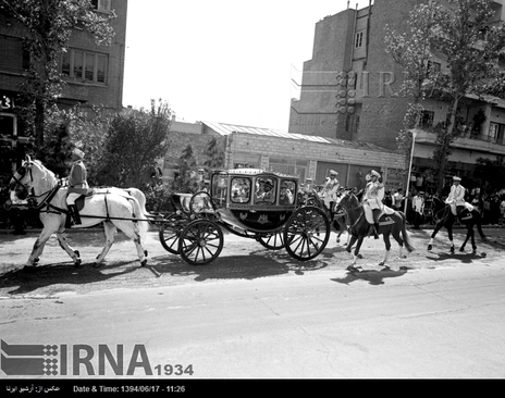 هایل سلاسی از فرودگاه مهرآباد با تشریفات ویژه، به طرف محل اقامت خود در کاخ صاحبقرانیه حرکت می کند.