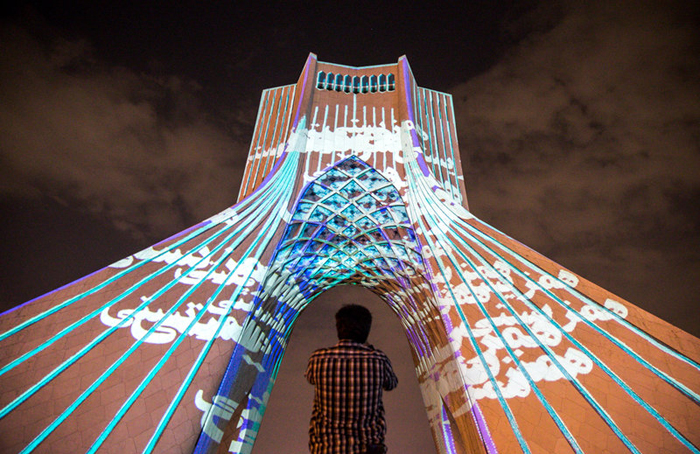 (تصاویر) رقص‌نور هنرمند آلمانی در برج آزادی