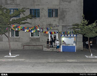 از عکاس خواسته شده بود که از به‌کار بردن فلش در عکاسی خودداری کند تا مردم را نترساند