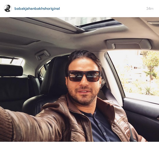 سلفی بابک جهانبخش در خودرو لوکس/ عکس