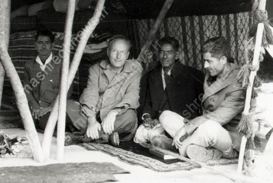  جلال آل احمد در کنار دکتر هانس اشتراسر در یکی از ایران گردی‌‌هایش 