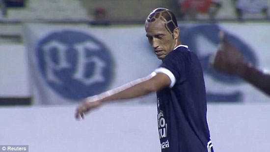 عکس: مدل موی عجیب بازیکن فوتبال