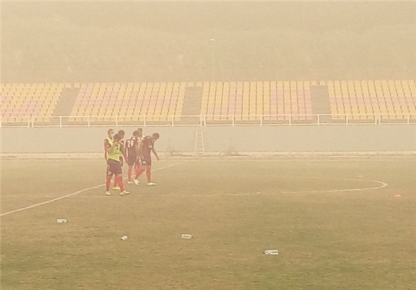 فوتبال مهم‌تر است یا سلامتی؟/ تمرین فولادی‌ها در هوای خاک آلود + عکس
