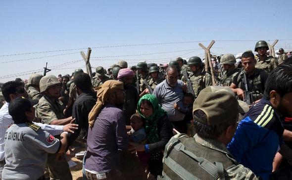 تصاویر : فرار هزاران سوری به خاک ترکیه