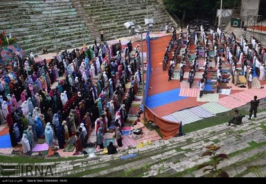 تصویر اقامه نماز عید فطر در کشور فیلیپین را نشان می دهد.