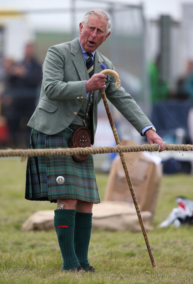 وقتی ولیعهد بریتانیا داور مسابقه طناب کشی می‌شود/عکس