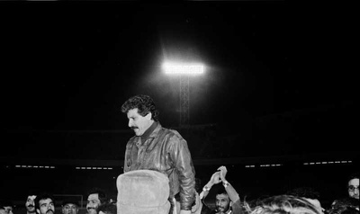  منصور پورحیدری، سال 1370 در مسابقه فوتبال بین تیم های استقلال و پیروزی حضور دارد.