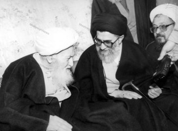 دیدار رهبر معظم انقلاب با آیت الله العظمی اراکی در سفر به قم در اسفند 1370 