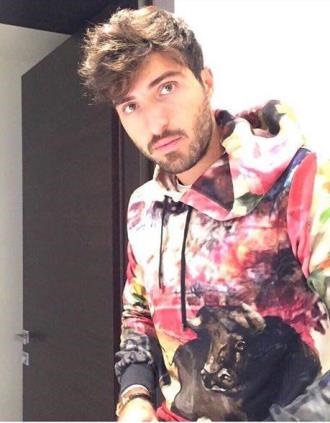 لباس کریم انصاری فرد برای رقابت با تیپ‌های سوشا مکانی/ عکس