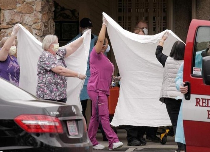 روش جالب مخفی کردن بیماران کرونایی از چشم عکاسان در آمریکا! + عکس