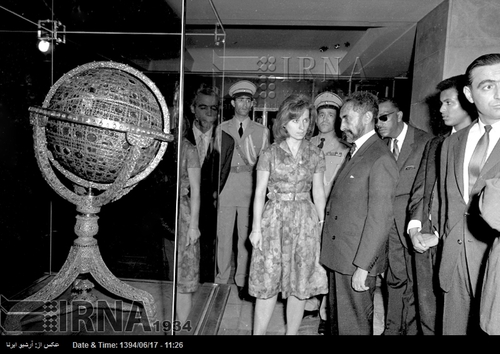 هایل سلاسی امپراتور اتیوپی روز 24 شهریور از موزه جواهرات سلطنتی در بانک مرکزی بازدید می کند. 