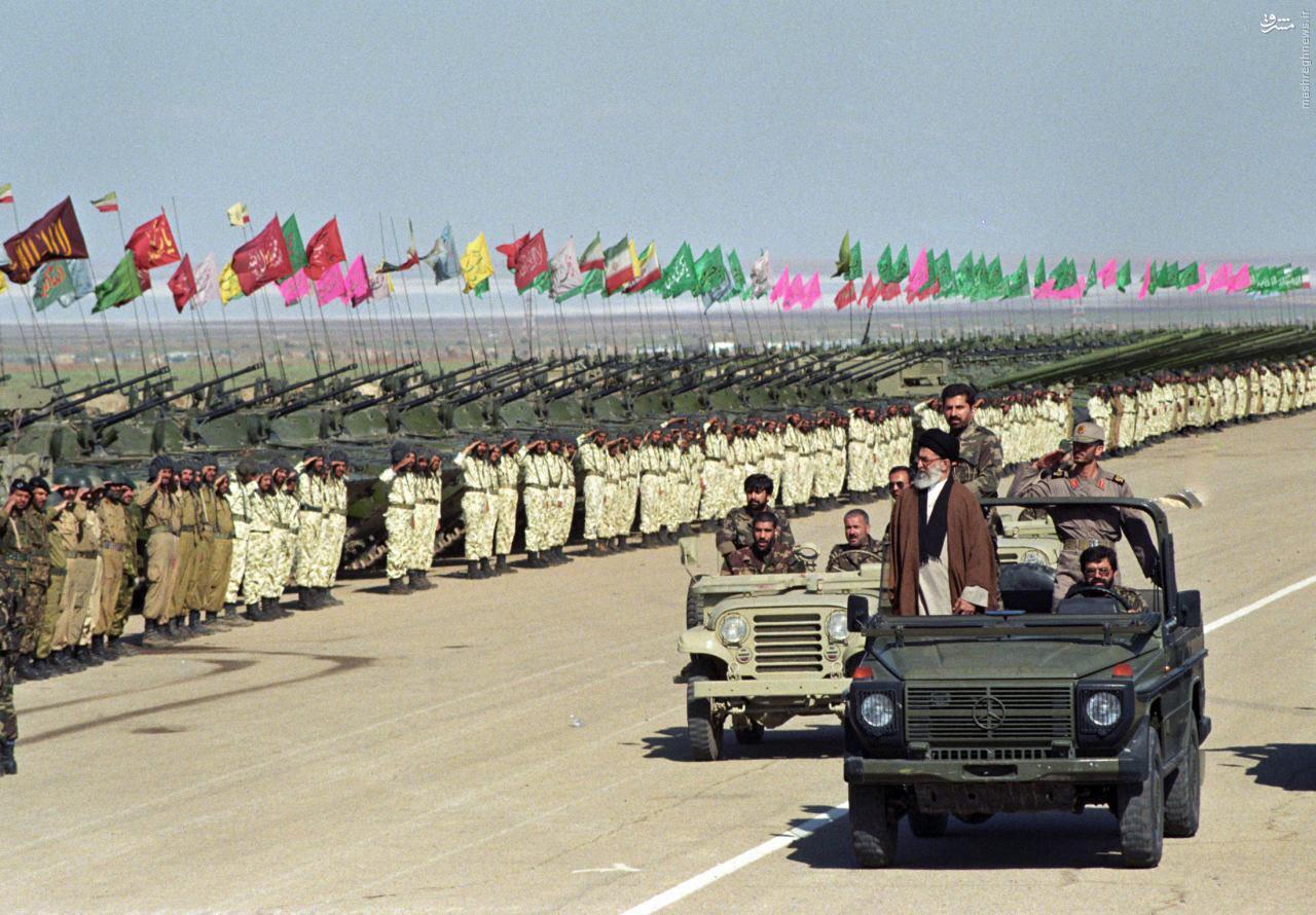عکسی قدیمی از حضور رهبر انقلاب در مانور ذوالفقار نیروی زمینی ارتش/ عکس
