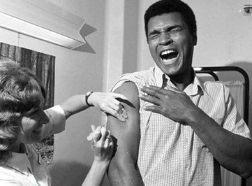 ‫تصویر جالبی از محمد علی کلی در حل آمپول زدن‬‎