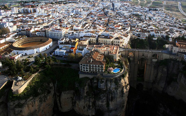 روستایی در لبه یک پرتگاه! (عکس)