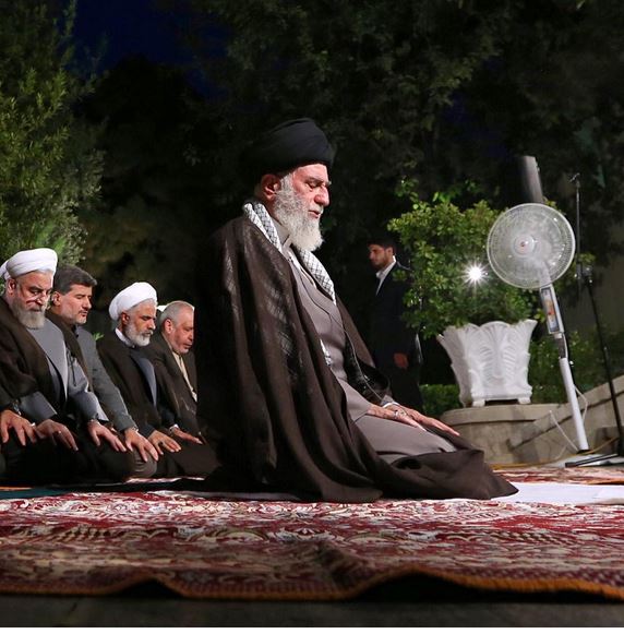 اقامه نماز در پايان ديدار رمضانی هیات دولت با رهبر انقلاب/عکس