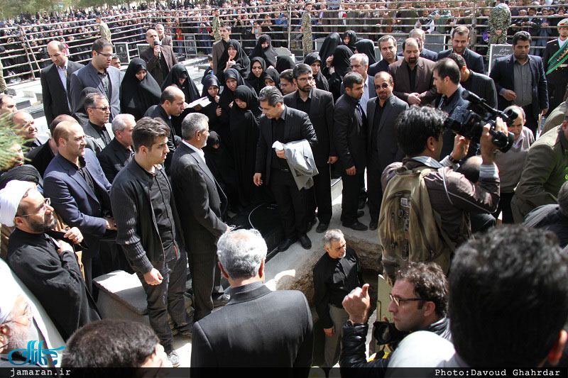 حسین فریدون درون قبر مادرش /عکس