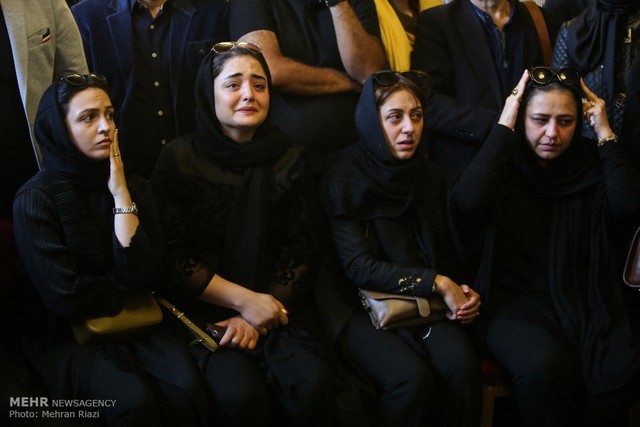 اشک های نرگس محمدی در تشییع پیکر عارف لرستانی/عکس